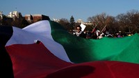 Bendera raksasa Palestina juga dibentangkan selama aksi (Foto: Dok. REUTERS/James Lawler Duggan)