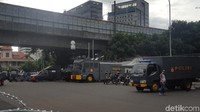 Kendaraan taktis disiapkan di depan kantor kedutaan (Foto: Zunita Amalia Putri/detikcom)