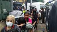 Pukul 13.00 WIB, petugas mengabarkan bahwa semua pengunjung yang positif narkoba akan dibawa ke kantor BNNP DKI Jakarta untuk diperiksa. Dibawa menggunakan metro mini. 