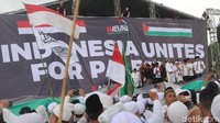 Para tokoh terlihat kompak di panggung besar bertuliskan Indonesia Unites for Palestine.