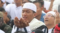  Para peserta aksi berdoa dalam aksi bela Palestina di kompleks Monumen Nasional (Monas) Minggu (17/12/2017). Mereka berdoa untuk kedaulatan Palestina.