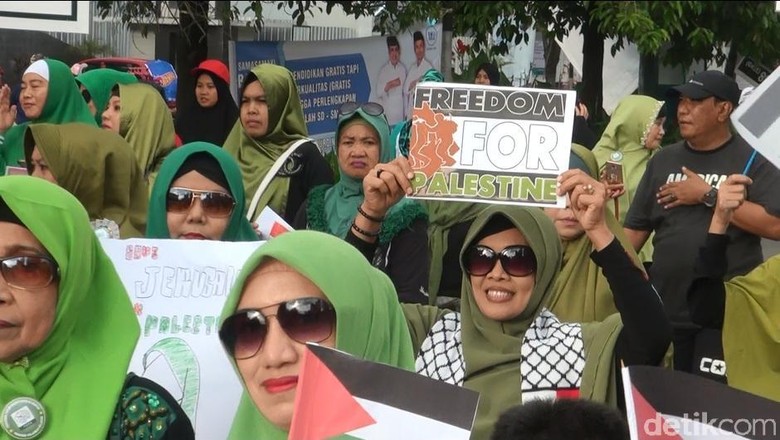 Massa Bagi-bagi Bendera Palestina di Car Free Day Makassar Massa Bagi-bagi Bendera Palestina di Car Free Day Makassar