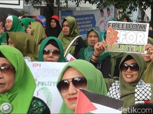 Massa Bagi-bagi Bendera Palestina di Car Free Day Makassar