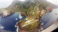 Juancho E. Yrausquin Airport, Saba, Karibia. Juancho juga letaknya dekat dengan lautan. (Dok CNN).