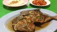 Selain kepiting dan kerang, sesekali Anda juga bisa menikmati ikan berlumur saus tauco di Seafood Ibu Ary 28 yang lokasinya ada di Gandul. Makin enak dinikmati dengan nasi hangat. Foto: detikFood
