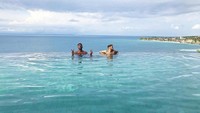 Selain itu, dia juga membagikan fotonya tatkala sedang bersantai di kolam renang (yolofahad/Instagram)