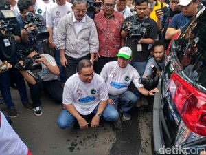 Mobilnya Lolos Uji Emisi, Ini Pesan Anies ke Warga DKI