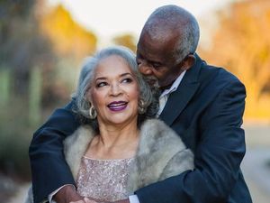Ada Kisah Haru di Balik Foto Romantis Pasangan yang Telah Menikah 47 Tahun