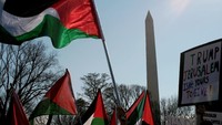 Mereka membawa bendera Palestina saat aksi (Foto: Dok. REUTERS/James Lawler Duggan)