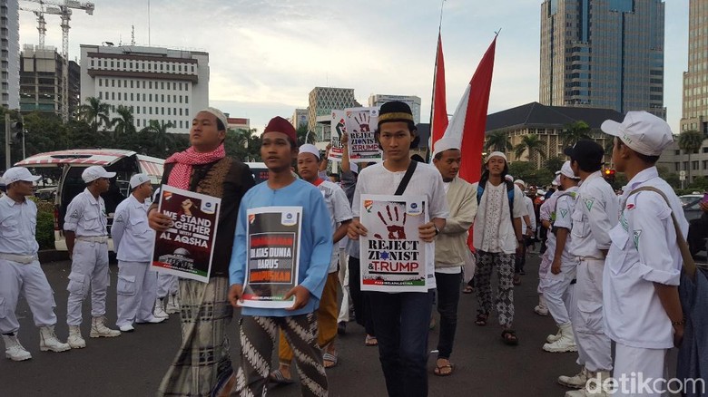Massa Aksi Bela Palestina Terus Berdatangan ke Monas Massa Aksi Bela Palestina Terus Berdatangan ke Monas