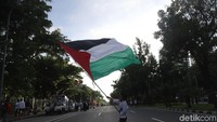 Massa juga mengibarkan bendera Palestina di Jalan Medan Merdeka menuju Monas (Foto: Grandyos Zafna/detikcom)