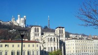 Lokasinya di atas bukit, dekat dari La Basilique Notre Dame de Fourviere yang merupakan gereja paling terkenal di Lyon. Dari pinggir jalan pusat Kota Lyon, terlihat jelas karena posisinya di atas bukit (Afif Farhan/detikTravel)