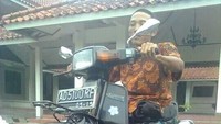Dede dan motor roda tiga tanpa atribut ojek online. Foto: Dok. Pribadi