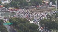 Ribuan orang  mengikuti aksi bela Palestina di kawasan Monas, Jakarta, Minggu (17/12/2017). Massa meluber hingga kawasan Patung Kuda, Jalan Medan Merdeka Barat.