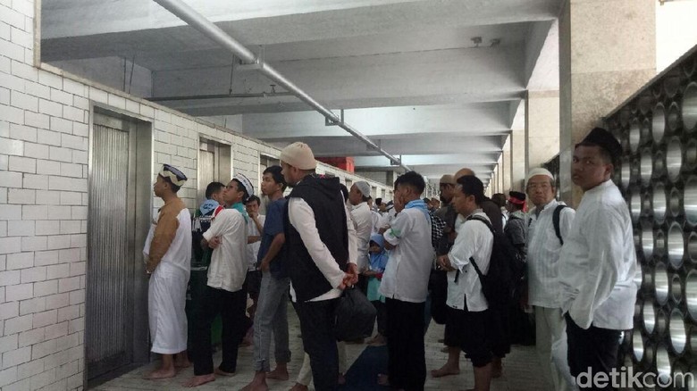 Sejumlah Massa Aksi Bela Palestina Masih Bertahan di Istiqlal Sejumlah Massa Aksi Bela Palestina Masih Bertahan di Istiqlal