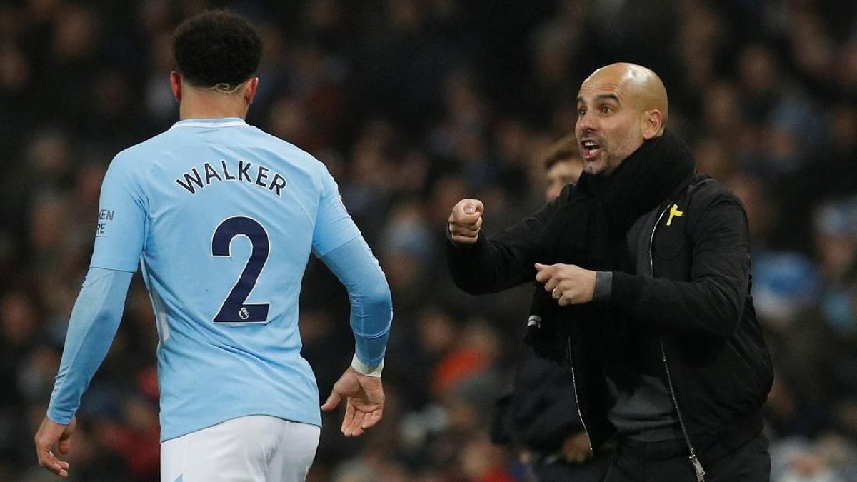 Pep Guardiola dan salah satu bek termahalnya, Kyle Walker (Phil Noble/Reuters)