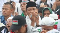  Para peserta aksi berdoa dalam aksi bela Palestina di kompleks Monumen Nasional (Monas) Minggu (17/12/2017). Mereka berdoa untuk kedaulatan Palestina.