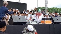 Anies saat di atas panggung duduk di sebelah Menteri Agama Lukman Hakim Saifuddin. (Foto: Kanavino/detikcom)