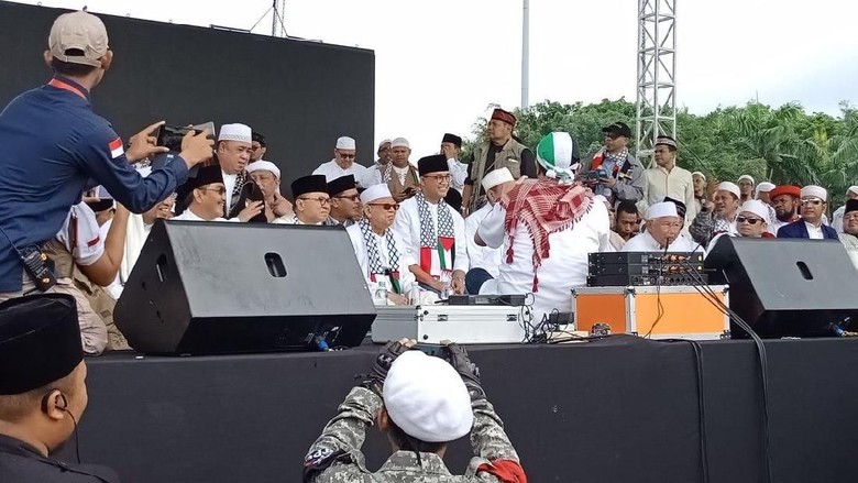 Tiba di Monas, Anies Salami Massa Aksi Bela Palestina Tiba di Monas, Anies Salami Massa Aksi Bela Palestina