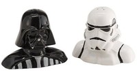 Wadah garam dan lada ini berbentuk keramik dengan bentuk Darth Vader dan Storm Trooper. Harga sepaketnya dijual dengan harga Rp 167.000. Foto: Istimewa