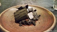 Makanan ini terlihat seperti arang kayu yang hangus, padahal saat dicicip adalah sepotong singkong rebus dengan potongan daging kambing. Unik ya! Foto: Devi Setya