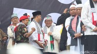  Gubernur DKI Anies Baswedan berbincang dengan Gubernur Jawa Barat Ahmad Heryawan.