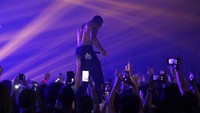 Ratusan penggemarnya sudah menantinya bahkan sejak sore. Foto: Hanif Hawari