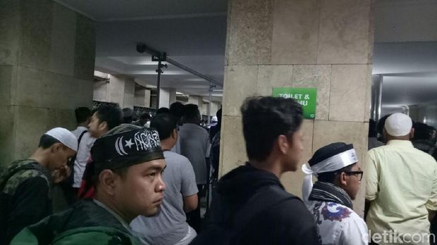 Jemaah laki-laki mengantre mengambil wudu