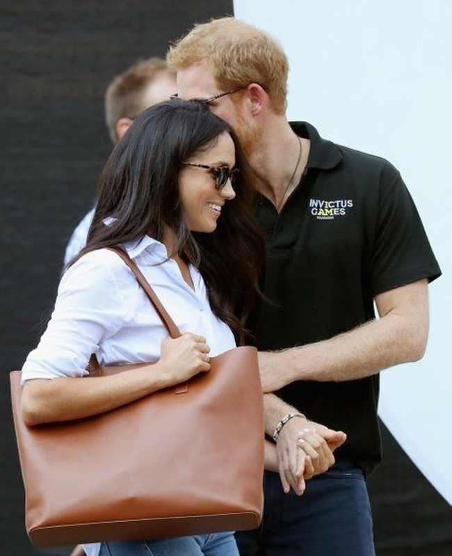 Sebelum menikah, Meghan seringkali mengumbar kemesraan dengan Pangeran Harry. Keduanya tertangkap kamera bermesraan, seperti pegangan tangan atau berpelukan. Foto: ist.