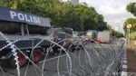 Foto: Panjangnya Kawat Berduri yang Pagari Kedubes AS