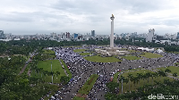 Sebagian besar massa menunaikan salat subuh berjamaah di Masjid Isqilal lalu bersama-sama ke monas./Foto: Jepretan drone Aksi Bela Palestina/Abdul Haris Utiarahman