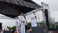 Terdengar sorakan huu dari arah depan saat Lukman memegang mic. Lukman lantas berhenti sejenak. (Foto: Kanavino Ahmad Rizqo/detikcom)
