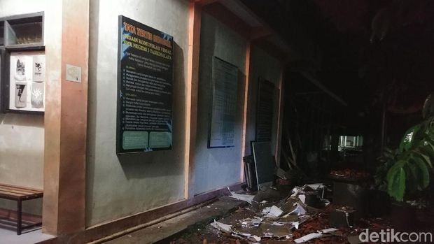 Puing-puing dinding SMKN 3 runtuh akibat diguncang gempa