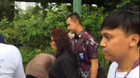 Menteri KKP Susi Pudjiastuti berjalan kaki dari Masjid Cut Mutia hingga Gedung Kelautan dan Perikanan sekitar 500 meter.