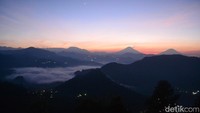 Bagi penggemar sunrise, mungkin tempat ini bisa jadi salah satu yang dapat dicoba. Adalah Bukit Batu Lawe di Desa Kendaga Kecamatan Banjarmangu, Banjarnegara (Uje Hartono/detikTravel)