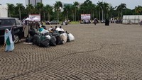 Kantong-kantong sampah yang sudah penuh ditumpuk di pinggir area Monas. Tinggal menunggu diangkut/Foto: Kanavino Ahmad Rizqo