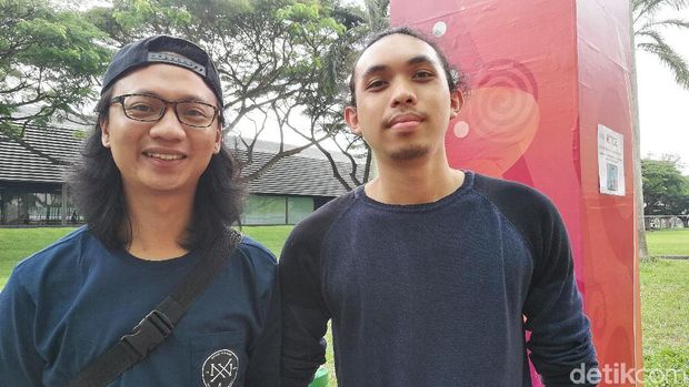 Ciputra (kiri) dan Ferry (kanan), anggota Komunitas Vainglory Bandung