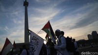 Massa tampak mengibarkan bendera Palestina persis di dekat tugu Monas (Foto: Grandyos Zafna/detikcom)