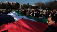 Bendera Palestina raksasa yang dibentangkan saat aksi (Foto: Dok. REUTERS/James Lawler Duggan)