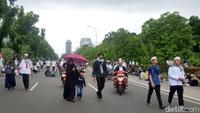 Hingga pukul 11.15 WIB, massa terus berdatangan ke Kedubes AS (Foto: Zunita Amalia Putri/detikcom)