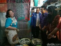 Emil Dardak Blusukan di Banyuwangi, Pedagang Pasar Fokus ke Arumi