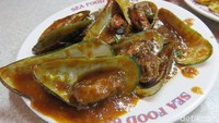 Seafood 68 Santa memang digemari banyak orang. Tak hanya ikan bakar dan kepiting saus Padang, ada juga kerang hijau dengan paduan saus gurih yang nikmat. Foto: detikFood