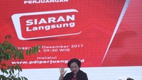  PDI Perjuangan resmi mengusung empat pasang bakal calon gubernur dan wakil gubernur untuk Provinsi Riau, Nusa Tenggara Timur (NTT), Maluku, dan Sulawesi Tenggara (Sultra) di kantor  DPP PDIP, Jakarta, Minggu (17/12). Hadir dalam deklarasi tersebut, Ketua Umum PDIP Megawati Soekarnoputri, bakal cagub-cawagub Riau Arsyadjuliandi - Suyatno, pasangan bakal bakal cagub-cawagub Sulawesi Tenggara Asrun - Hugua, pasangan bakal bakal cagub-cawagub Maluku Murad Ismail-Barnabas Orno dan pasangan bakal bakal cagub-cawagub NTT Marianus Sae - Emilia Nomleni.