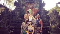 Dalam postingannya Pangeran Faisal berkunjung ke salah satu objek wisata di Bali, Pura Tirta Empul (yolofahad/Instagram)