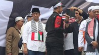 Gubernur DKI Anies Baswedan saat mengikuti aksi bela Palestina di kawasan Monas, Jakarta Pusat, Minggu (17/12/2017).