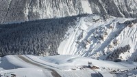 Courchevel Altiport, Perancis. Jangan heran di sekitar bandara ini ada yang sedang bermain ski, karena letaknya di pegunungan bersalju. (Dok CNN).