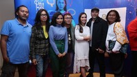 Marsha Timothy begitu semringah mendapatkan penghargaan itu. Foto: Hanif Hawari