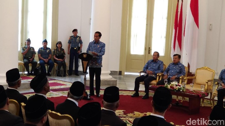 Jokowi Beri Satyalancana ke 897 Pendonor Darah Aktif Jokowi Beri Satyalancana ke 897 Pendonor Darah Aktif