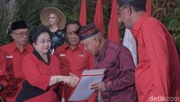  PDI Perjuangan resmi mengusung empat pasang bakal calon gubernur dan wakil gubernur untuk Provinsi Riau, Nusa Tenggara Timur (NTT), Maluku, dan Sulawesi Tenggara (Sultra) di kantor  DPP PDIP, Jakarta, Minggu (17/12). Hadir dalam deklarasi tersebut, Ketua Umum PDIP Megawati Soekarnoputri, bakal cagub-cawagub Riau Arsyadjuliandi - Suyatno, pasangan bakal bakal cagub-cawagub Sulawesi Tenggara Asrun - Hugua, pasangan bakal bakal cagub-cawagub Maluku Murad Ismail-Barnabas Orno dan pasangan bakal bakal cagub-cawagub NTT Marianus Sae - Emilia Nomleni.