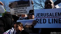 Para demonstran dari US Council of Muslim Organizations berunjukrasa di kawasan Gedung Putih, Washington DC, AS, Sabtu (16/12) atau Minggu (17/12) waktu Indonesia.  Mereka membela Palestina dan mengecam kebijakan Presiden Donald Trump terkait Yerusalem.
